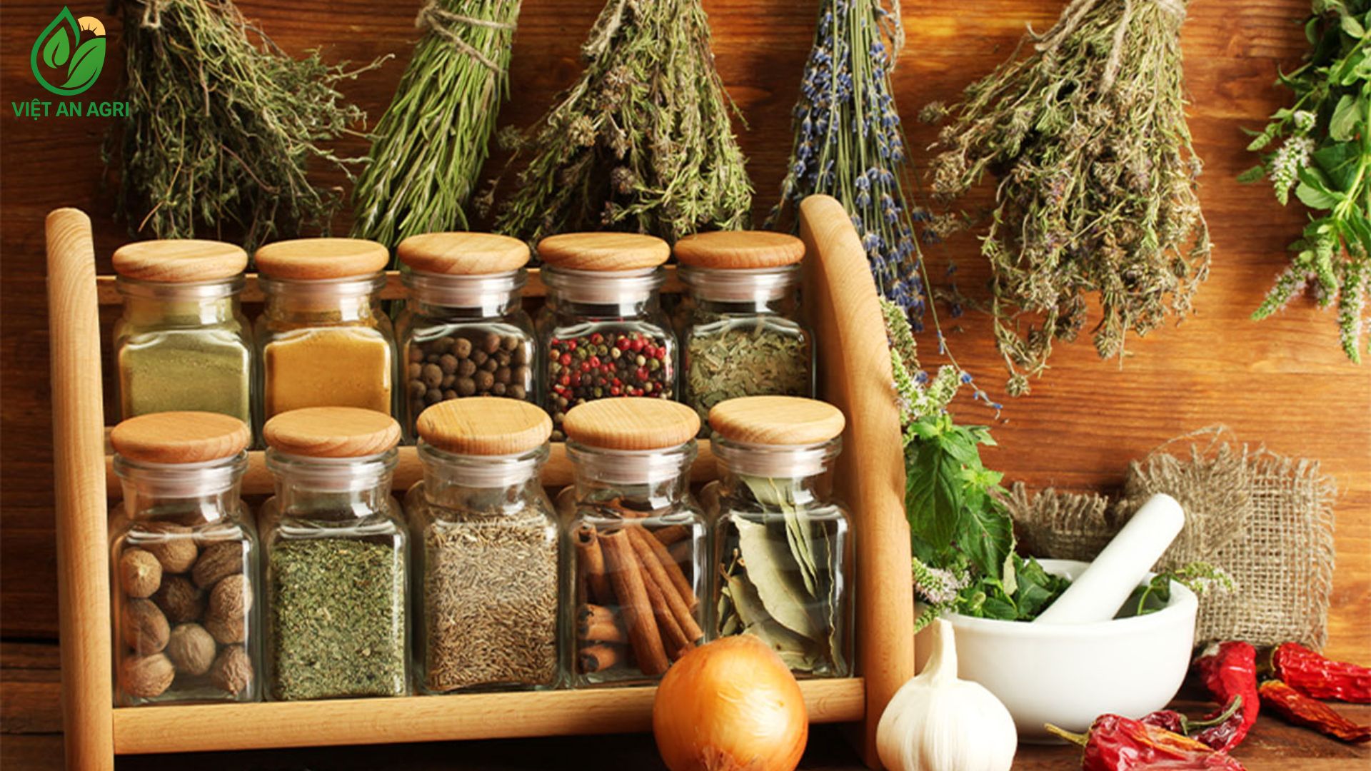 gia-vị-khô-cho-sản-xuất-nước-chấm-được-bảo-quản-trong-các-lọ-thủy-tinh-kèm-theo-thảo-mộc-khô-treo-trên-kệ-gỗ